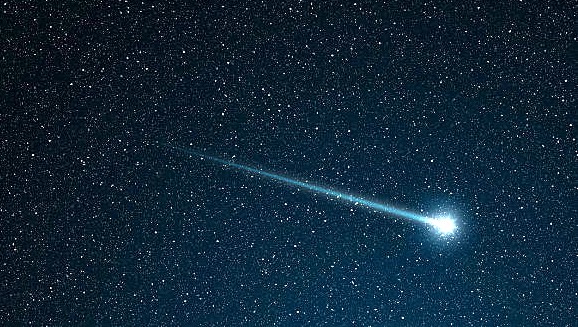 Astrophotographer Freezes Stunning Moment of Two Comets in Racing