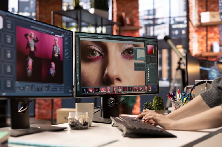 Graphic,Designer,Using,Ai,Chatbot,Turning,Text,Prompt,Into,Photos